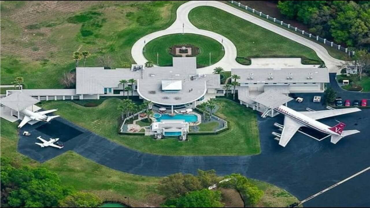 John Travolta S Plane At His House